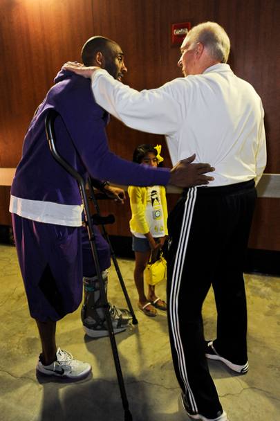 2013: Pop va a salutare Kobe Bryant, costretto ad usare le stampelle dopo la rottura del tendine d&#39;Achille sinistor